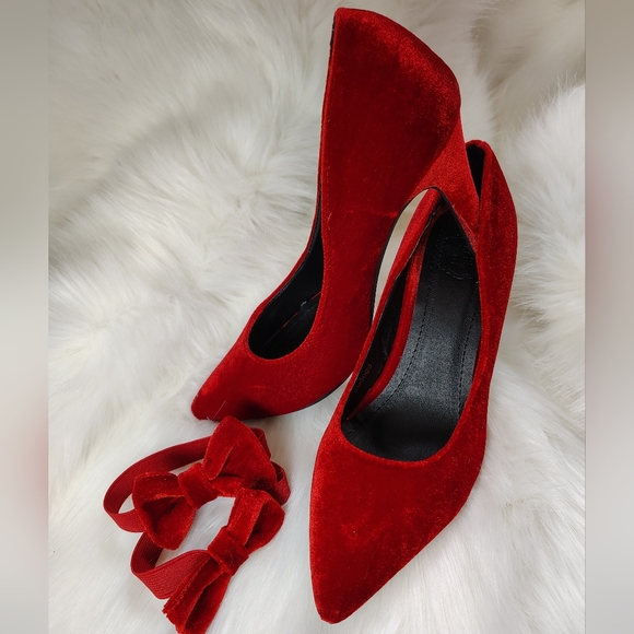 Red Velvet Heels with Optional Bows - Picture 5 of 12